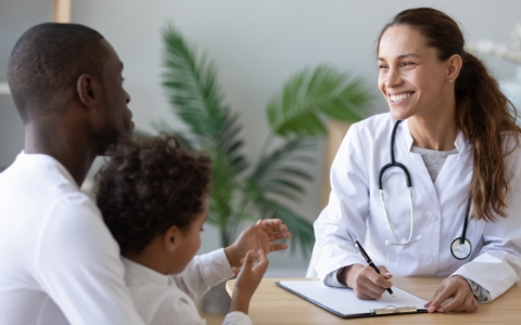 ENT doctor explaining the successful results of Flowgy CFD analysis to his patient.